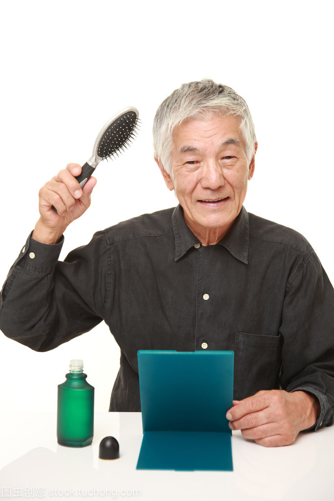 高級(jí)日本人如何通過(guò)專業(yè)沐浴用品實(shí)現(xiàn)頭發(fā)恢復(fù)與頭皮健康